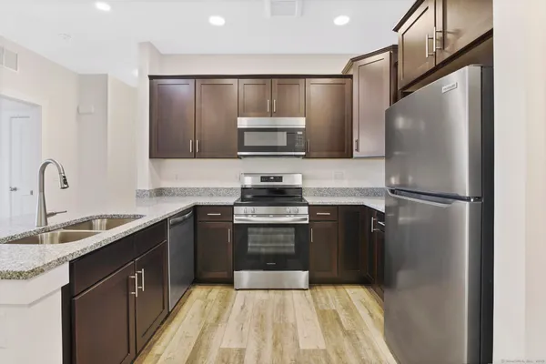 $2,300 | 280 Salmon Brook Street, Unit 6204, Granby, CT 06035