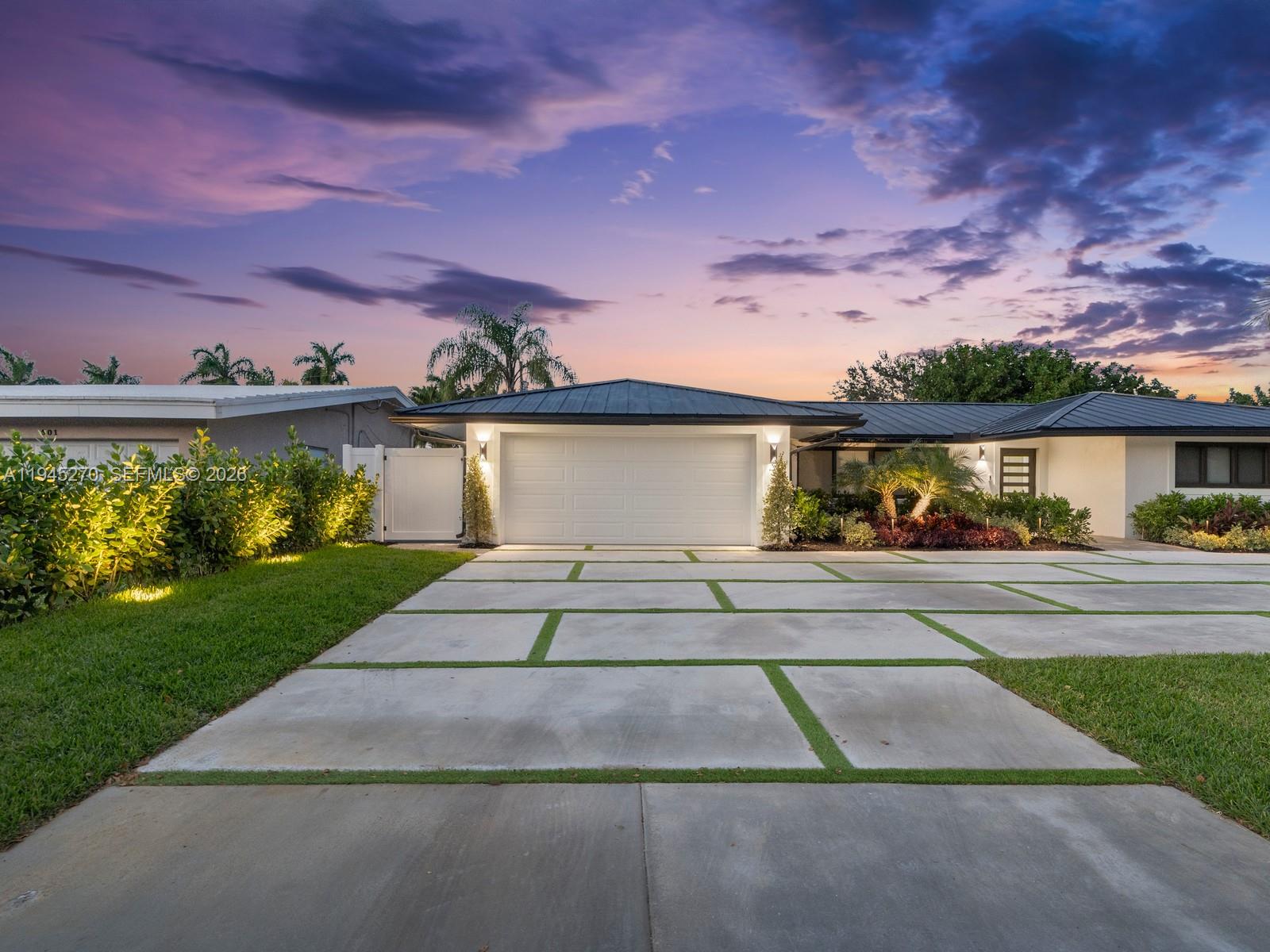 511 Southeast 14th Street Pompano Beach, FL 33060 - Photo 4 of 23 front view of house with a yard
