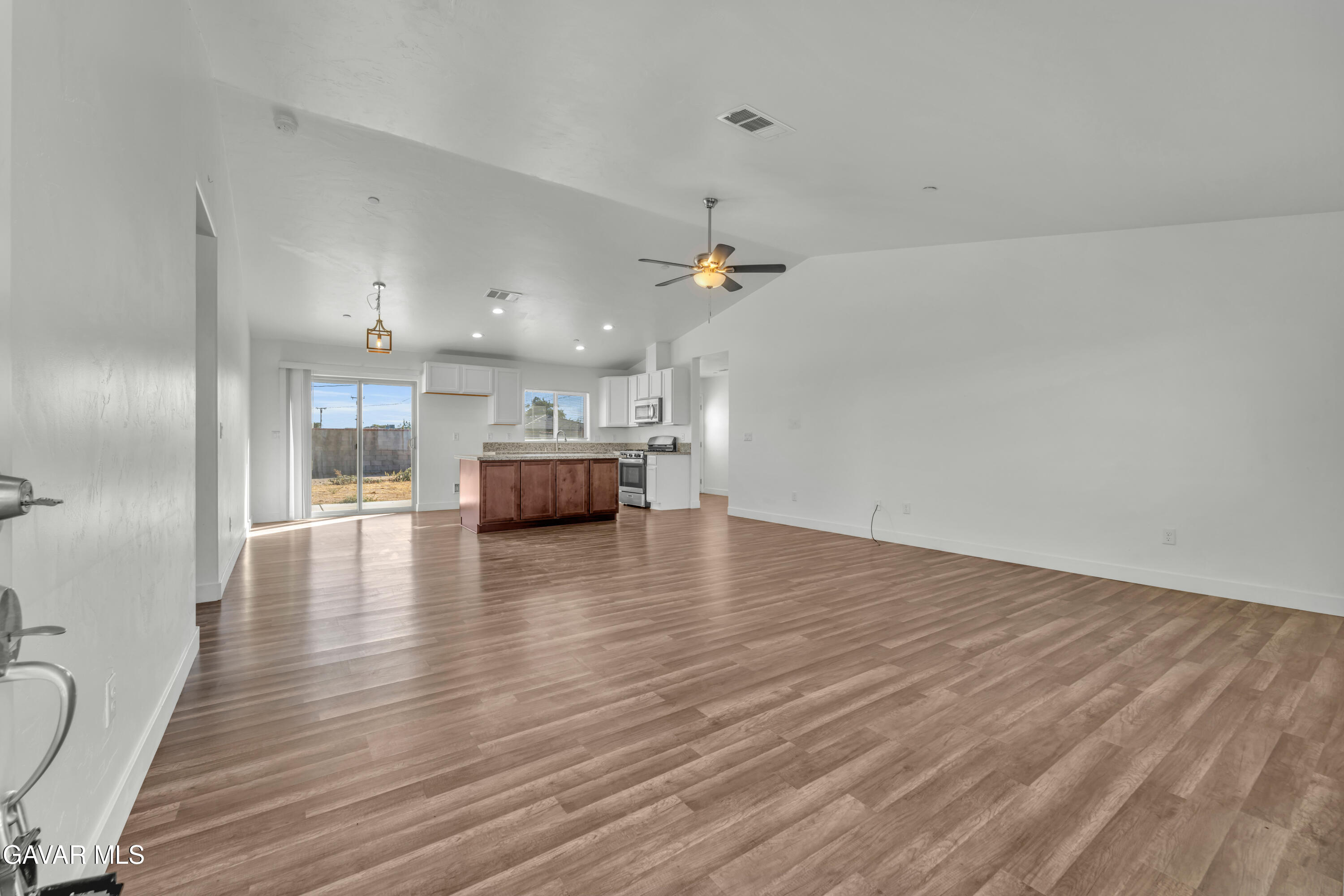 10016 Mendiburu Road California City, CA 93505 - Photo 3 of 36 DSC04127