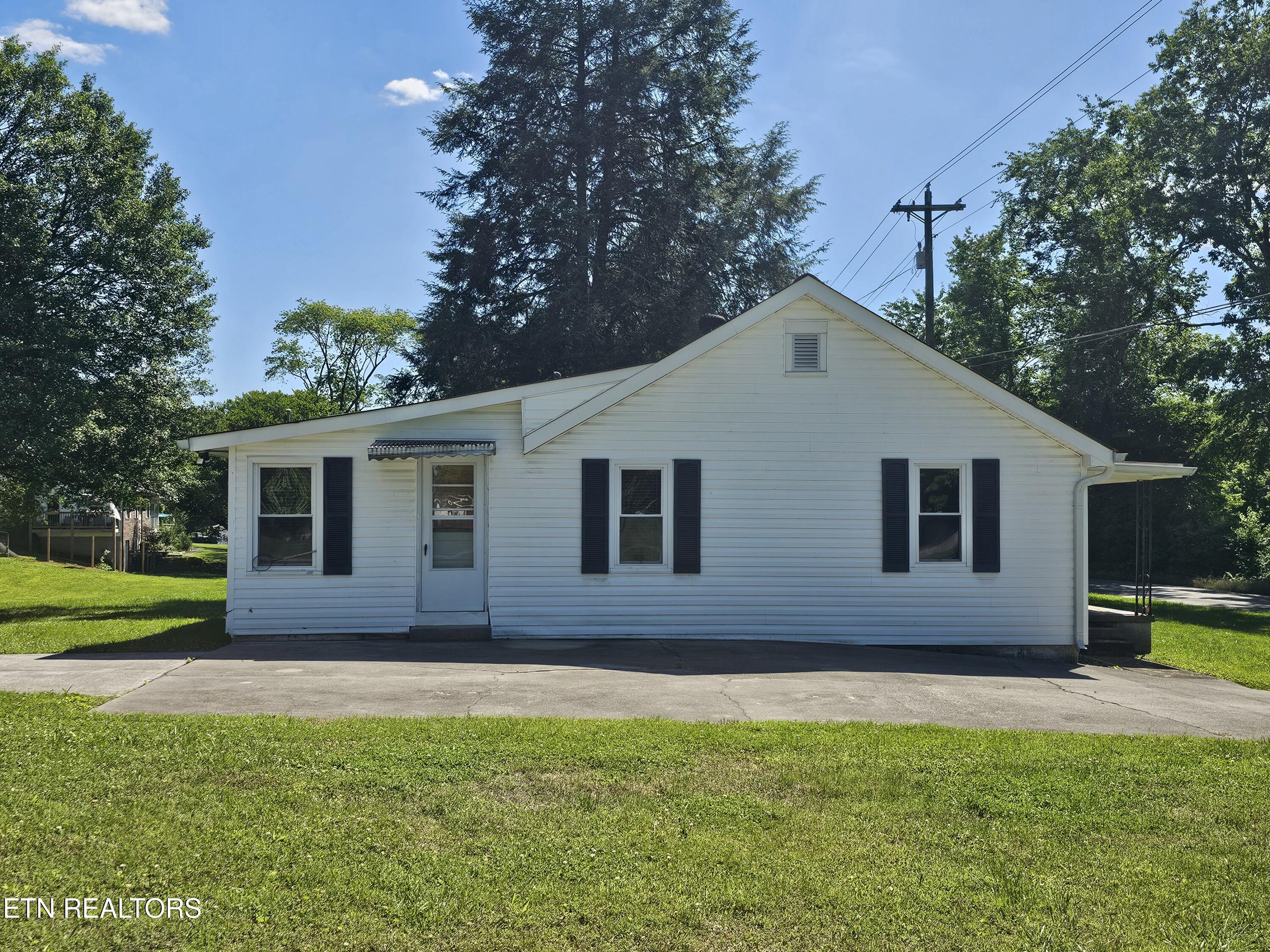 1341 Blockhouse Valley Road Clinton, TN 37716 - Photo 2 of 35 20260603_161645
