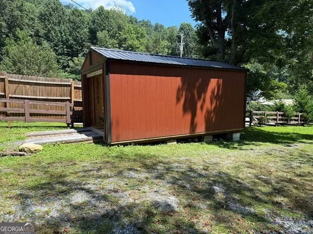 a view of a backyard