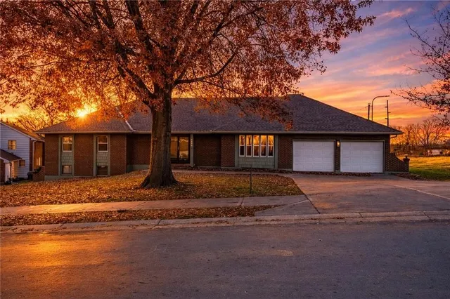 $459,000 | 3500 South Delaware Avenue, Independence, MO 64055