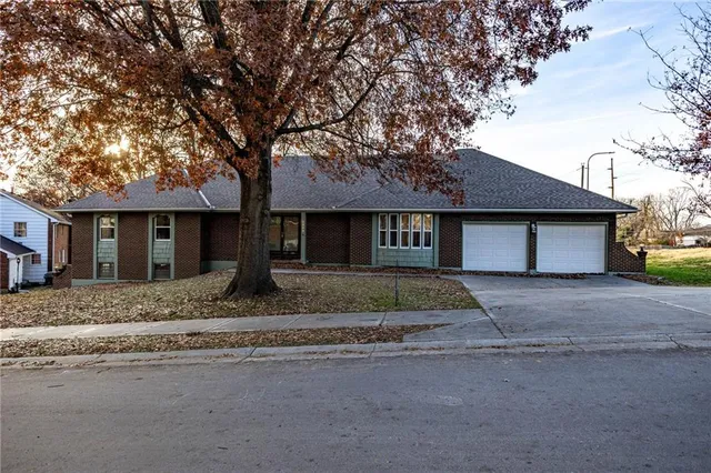 $440,000 | 3500 South Delaware Avenue, Independence, MO 64055