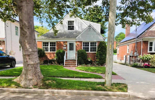 $858,000 | 533 10th Avenue, New Hyde Park, NY 11040