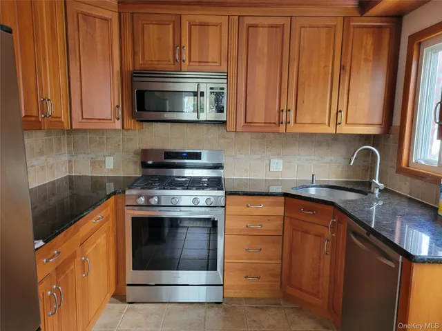 $858,000 | 533 10th Avenue, New Hyde Park, NY 11040