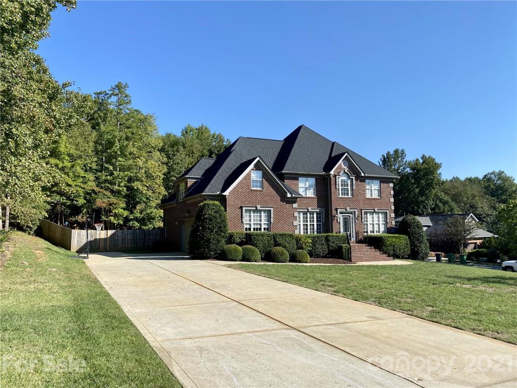 4004 Lamington Road Matthews, NC 28105 - Photo 2 of 31 a front view of house with yard and green space