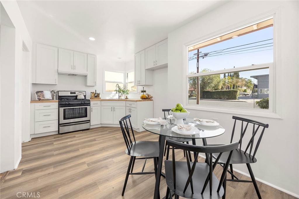 719 South Walnut Avenue Brea, CA 92821 - Photo 5 of 31 Eating Area in the Kitchen