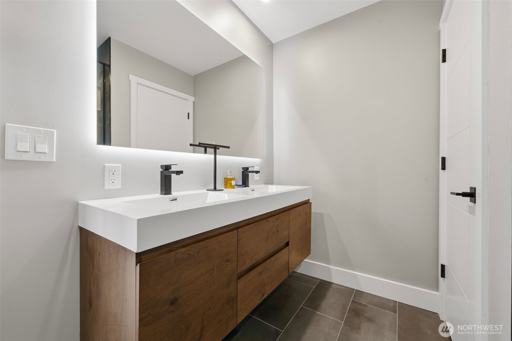 615 East Pike Street, Unit 402 Seattle, WA 98122 - Photo 14 of 31 a utility room with a sink dryer and washer