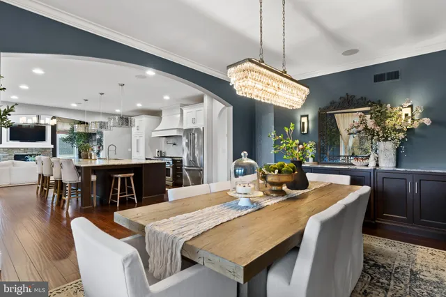 a black and white photo of a white wall