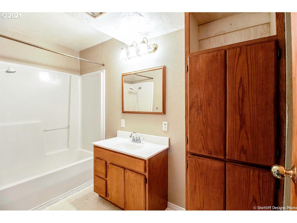 570 South 47th Street Springfield, OR 97478 - Photo 14 of 27