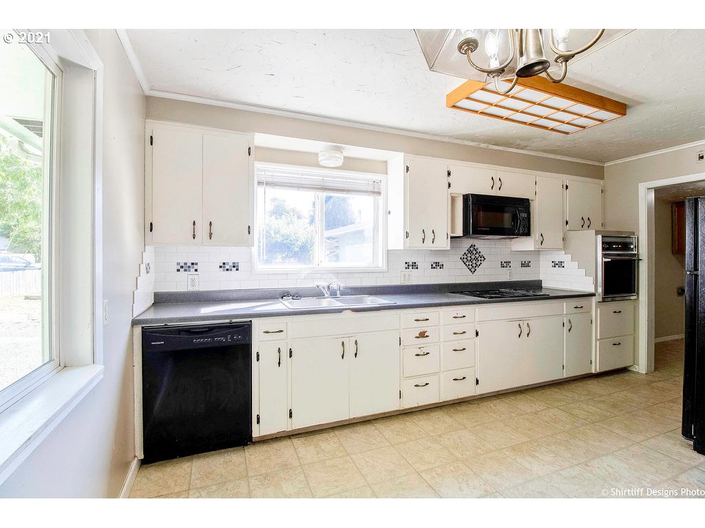 570 South 47th Street Springfield, OR 97478 - Photo 8 of 27