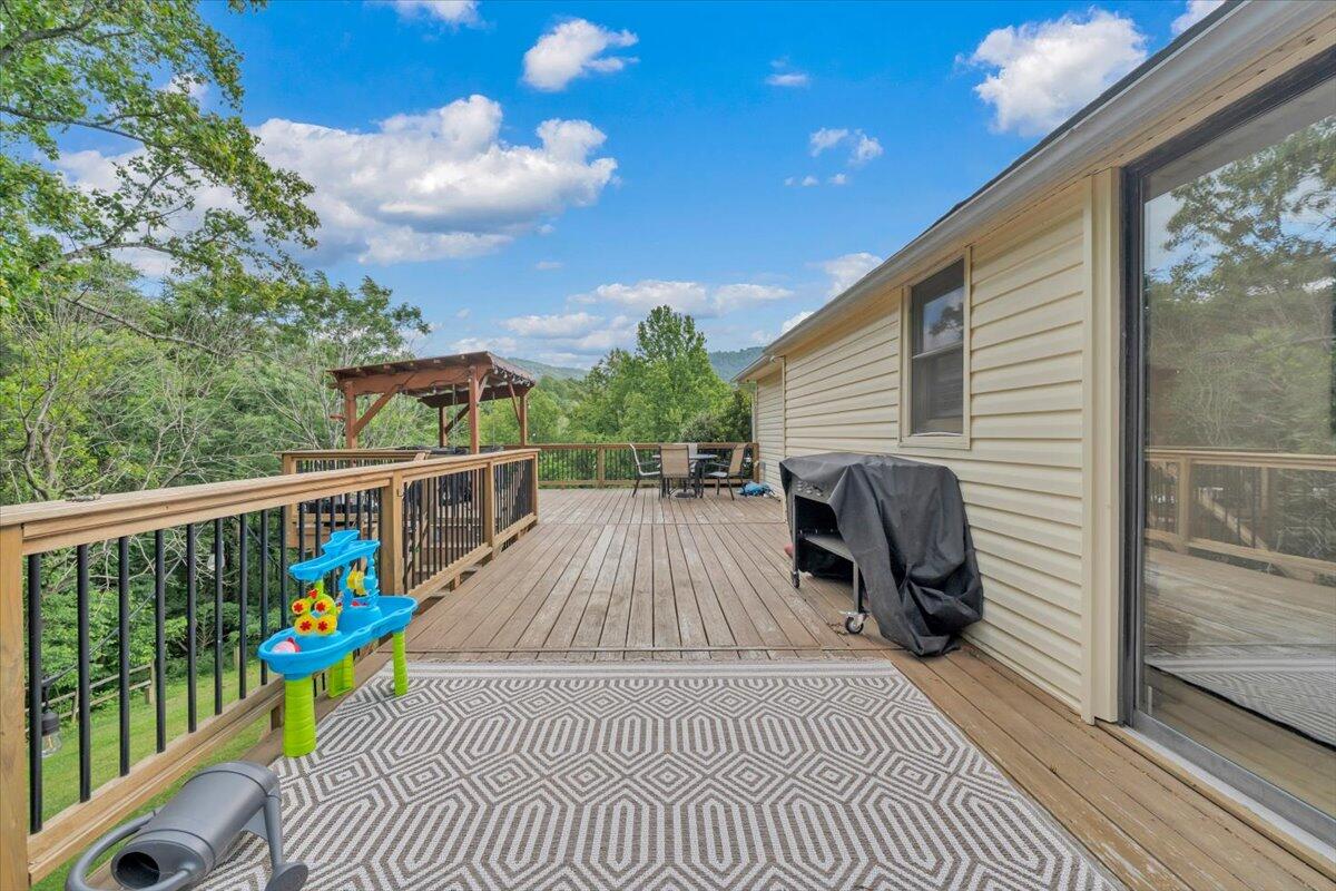 7851 Cedar Edge Road Roanoke, VA 24018 - Photo 31 of 44 a view of roof deck