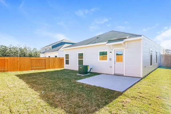 a view of a house with backyard
