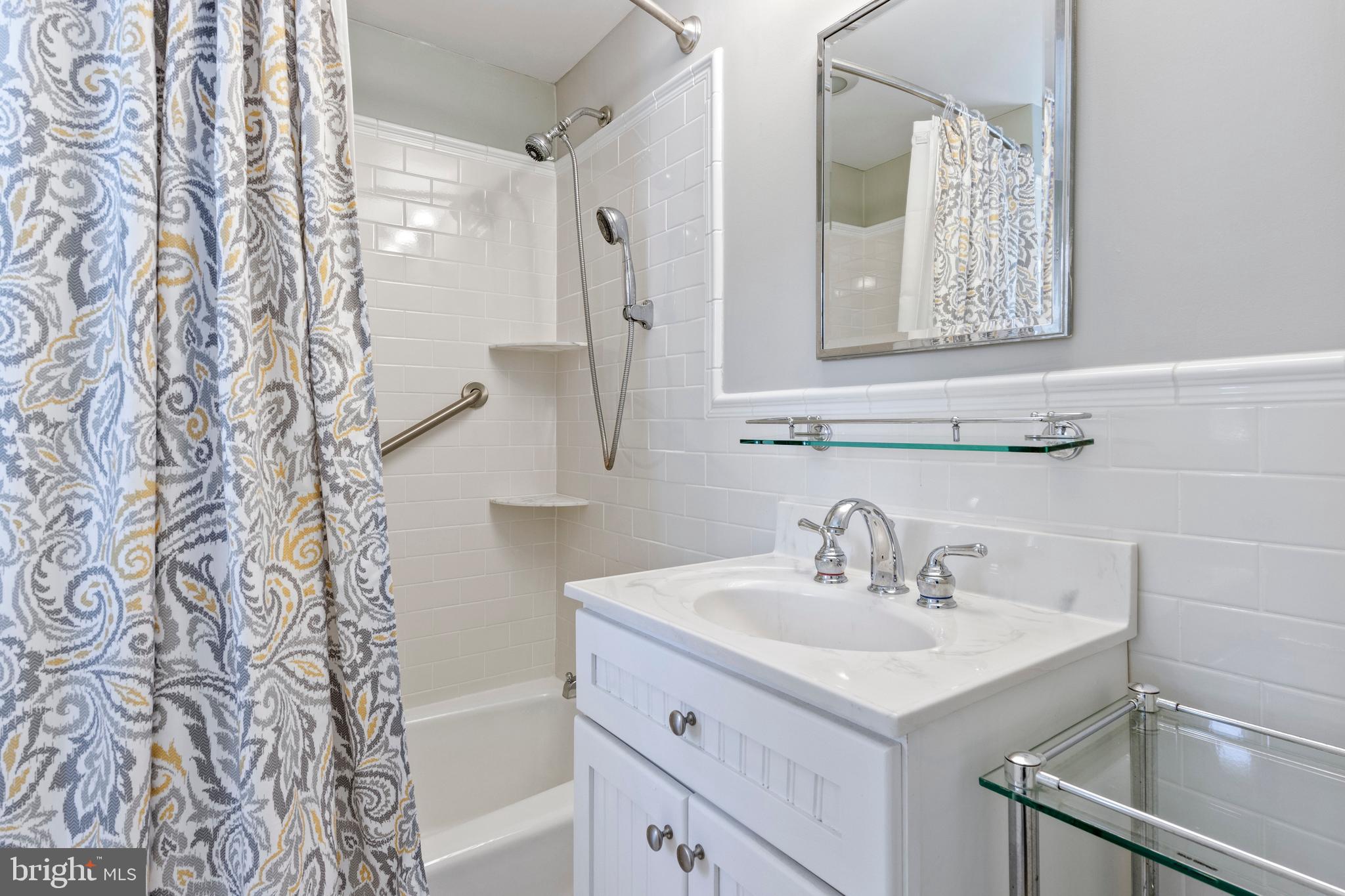 402 Briarwood Road Wallingford, PA 19086 - Photo 18 of 25 Primary updated bath