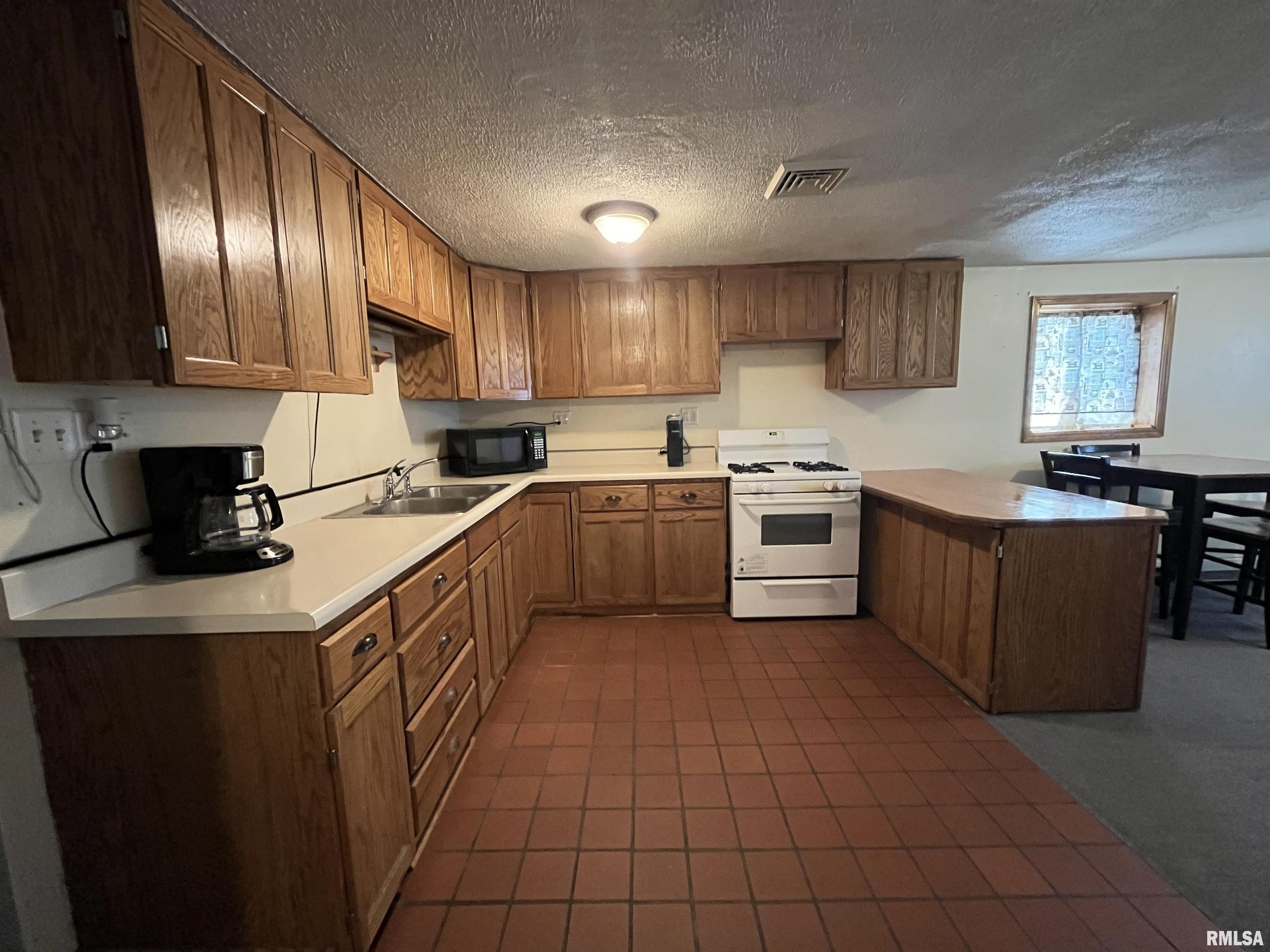 5401 West Cisna Road Bartonville, IL 61607 - Photo 14 of 28 Gallery Image 14