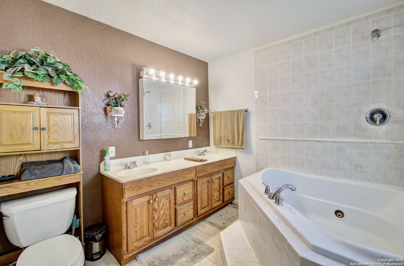 6248 Yorkshire Drive Spring Branch, TX 78070 - Photo 15 of 28 a bathroom with a tub sink and toilet