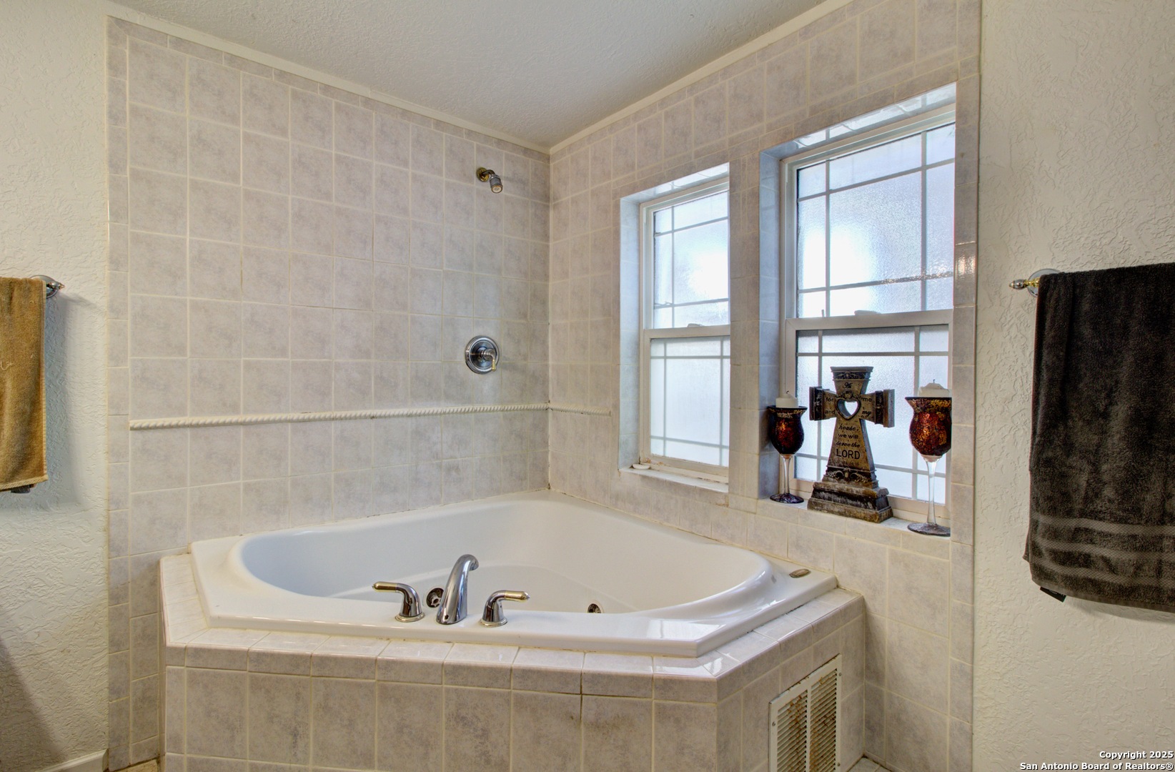 6248 Yorkshire Drive Spring Branch, TX 78070 - Photo 16 of 28 a bathroom with a tub and a window
