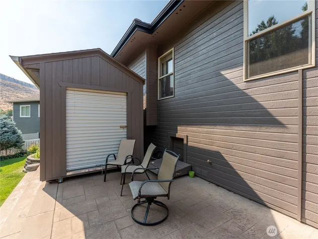 a view of a large tree with yard