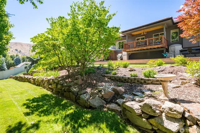 a view of empty room with front door