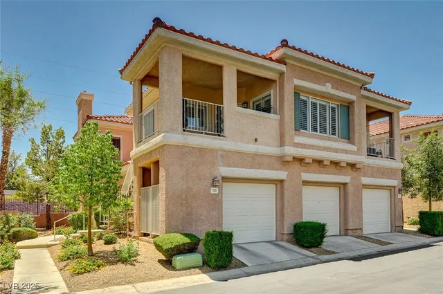 $1,900 | 251 South Green Valley Parkway, Unit 721, Henderson, NV 89012