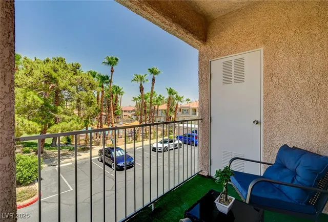 $1,900 | 251 South Green Valley Parkway, Unit 721, Henderson, NV 89012