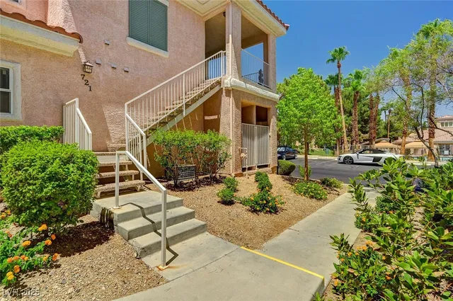 $1,900 | 251 South Green Valley Parkway, Unit 721, Henderson, NV 89012