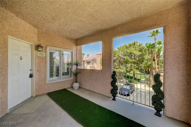 $1,900 | 251 South Green Valley Parkway, Unit 721, Henderson, NV 89012
