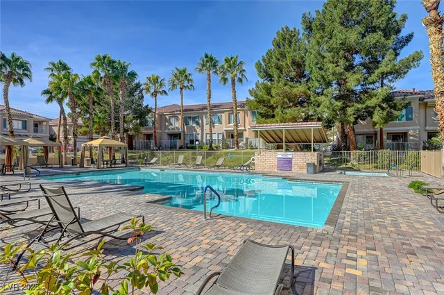 $1,900 | 251 South Green Valley Parkway, Unit 721, Henderson, NV 89012