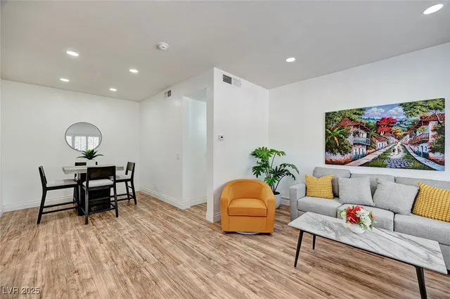 $1,900 | 251 South Green Valley Parkway, Unit 721, Henderson, NV 89012