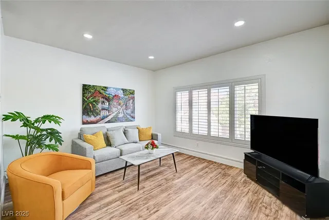 $1,900 | 251 South Green Valley Parkway, Unit 721, Henderson, NV 89012