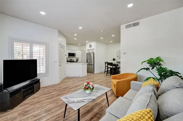 $1,900 | 251 South Green Valley Parkway, Unit 721, Henderson, NV 89012