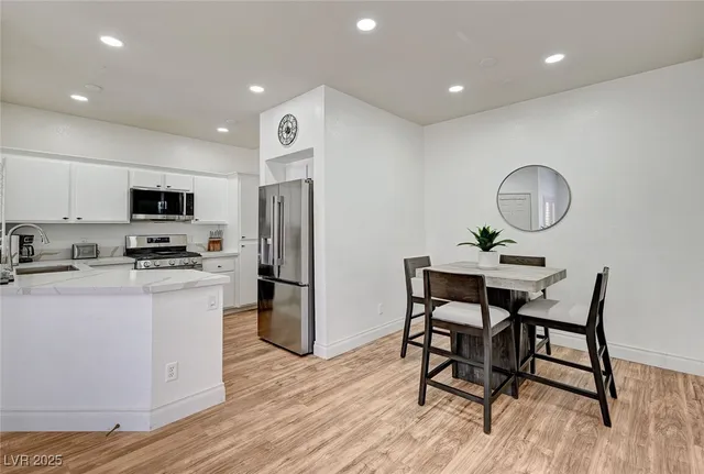 $1,900 | 251 South Green Valley Parkway, Unit 721, Henderson, NV 89012