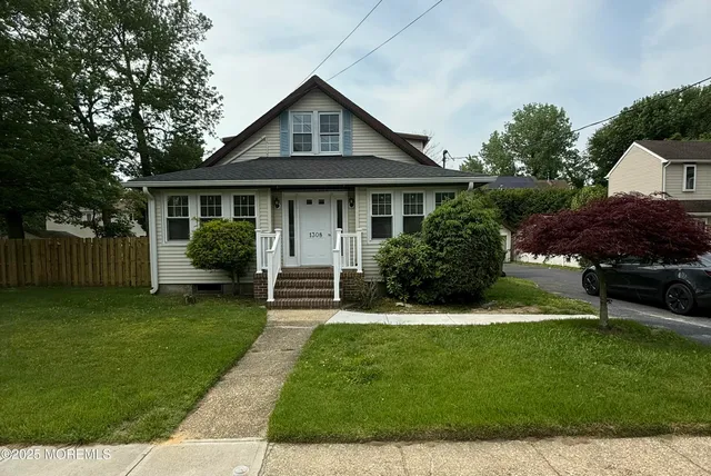 a view of a house with a yard and plants