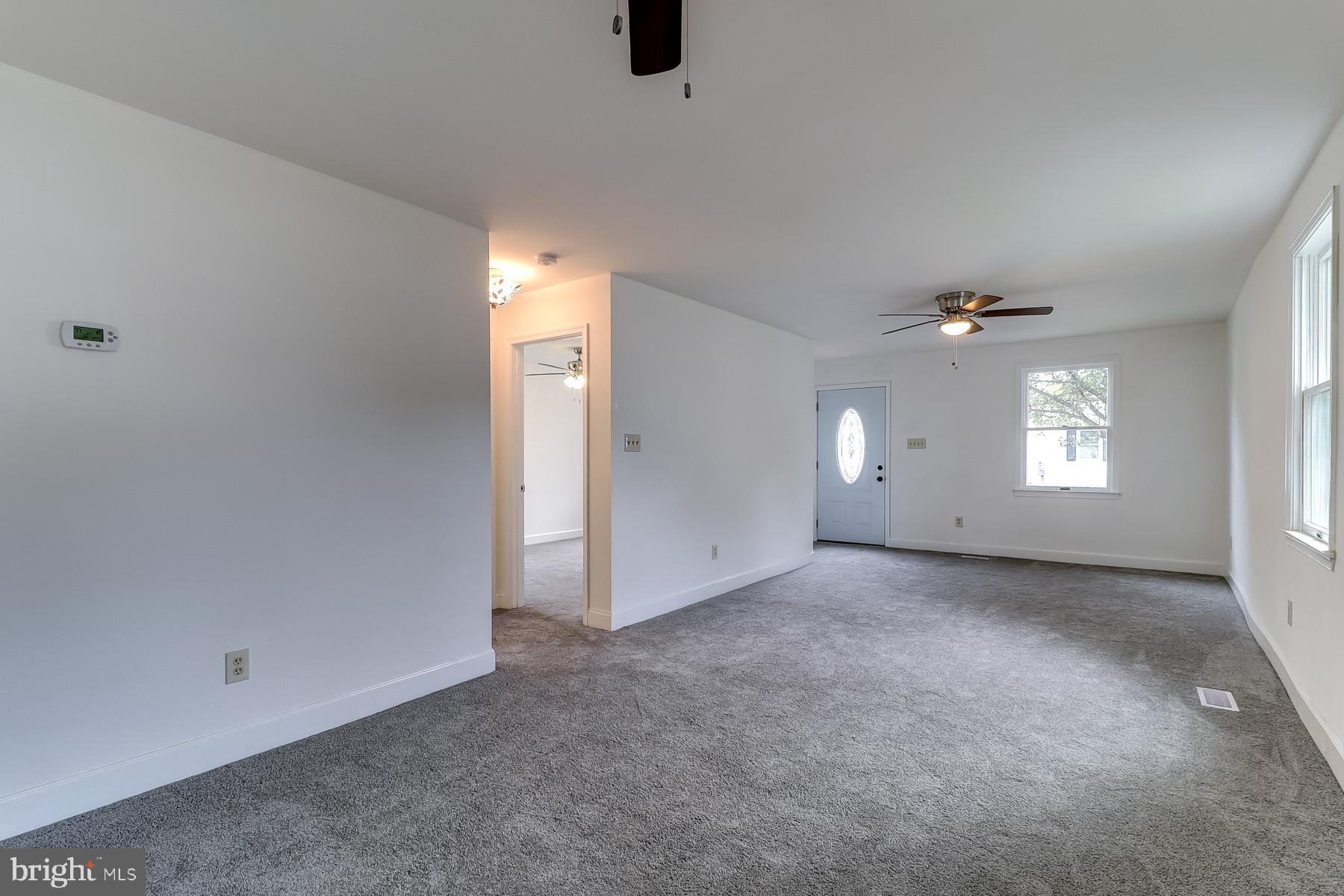812 Silver Avenue Baltimore, MD 21221 - Photo 12 of 44 Living Room