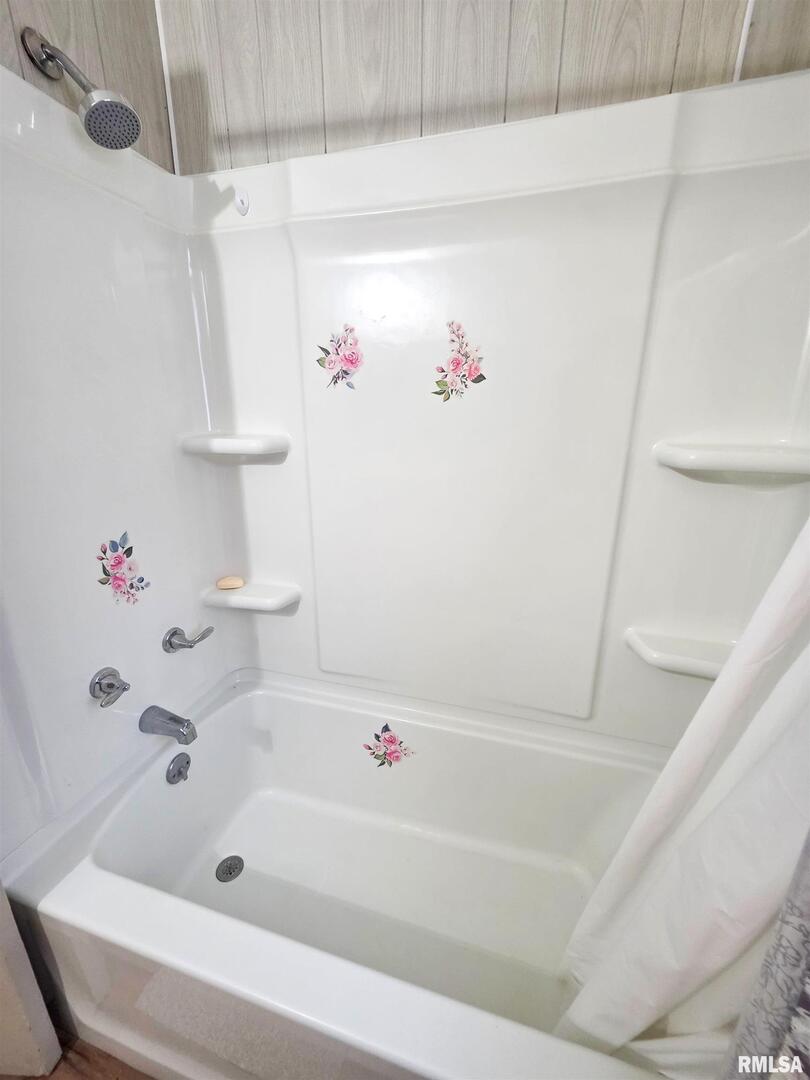 103 Watkins Street Cisne, IL 62823 - Photo 72 of 85 a bathroom with a bathtub