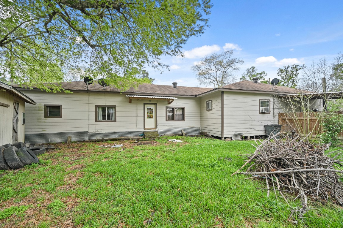 2137 Honey Tree Street Conroe, TX 77385 - Photo 11 of 13 a backyard of a house with lots of green space