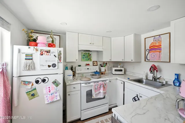 a view of entryway and hall