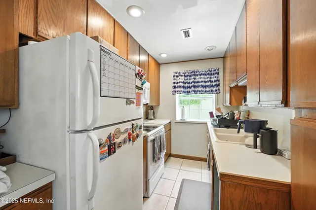 a view of back yard of the house