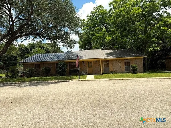 $2,000 | 203 Memorial Drive, Luling, TX 78648