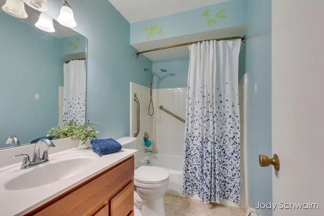 $165,000 | 3364 Chestnut Avenue Southwest, Grandville, MI 49418