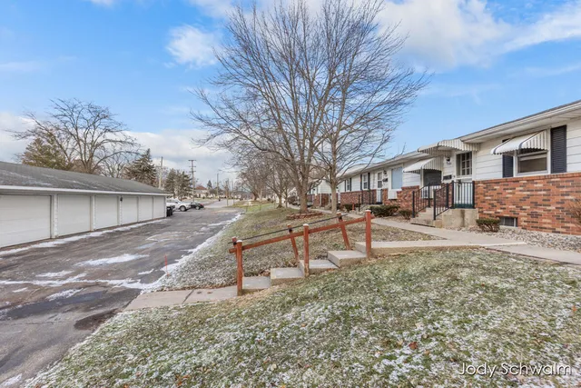 $165,000 | 3364 Chestnut Avenue Southwest, Grandville, MI 49418