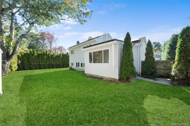 a view of a house with backyard and garden