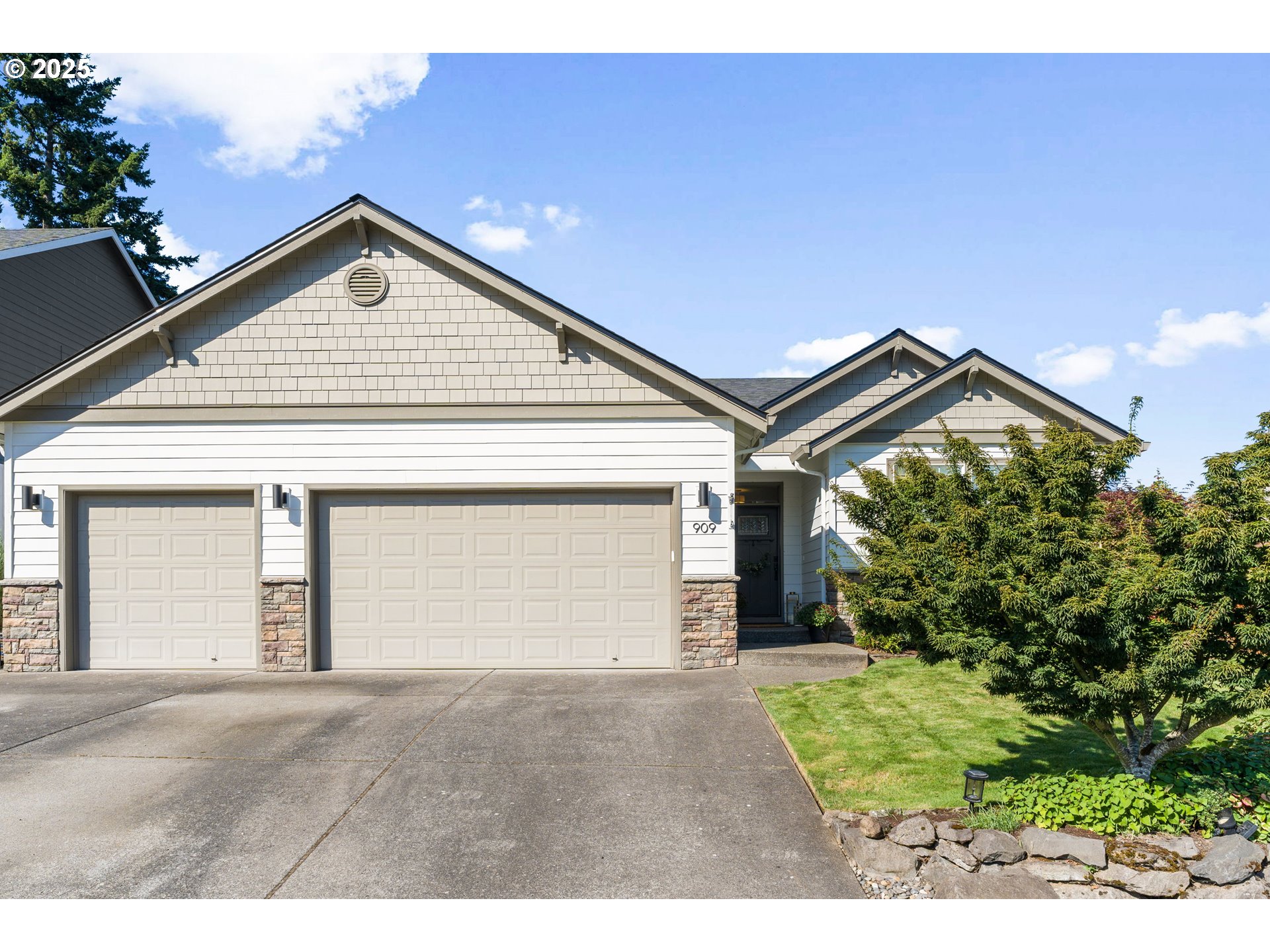 909 Northwest 22nd Avenue Camas, WA 98607 - Photo 2 of 35