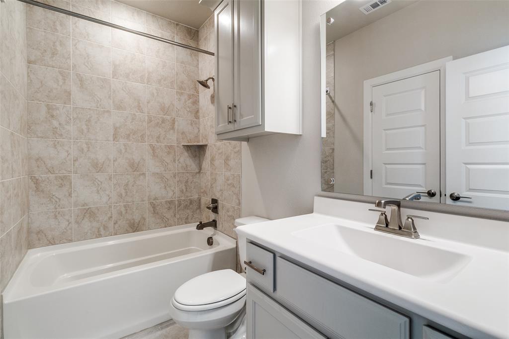 8218 Laflin Lane Dallas, TX 75231 - Photo 13 of 19 third floor 2nd en suite bathroom