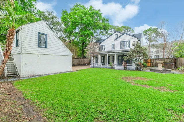 a view of an house that has garden