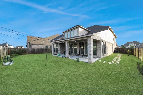 a view of a house with backyard and garden