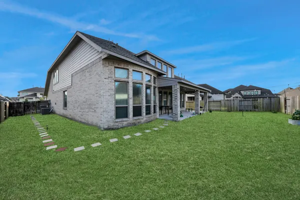 a view of a house with backyard and garden