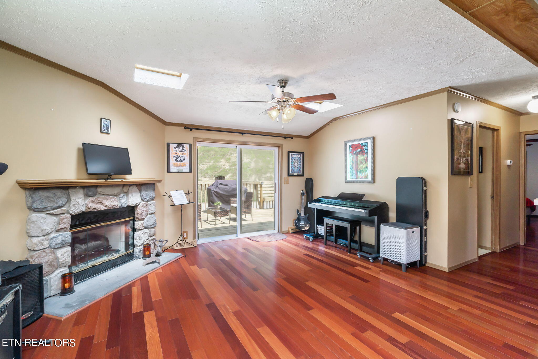 304 Comb Ridge Road Maynardville, TN 37807 - Photo 12 of 57 Living Room (2)