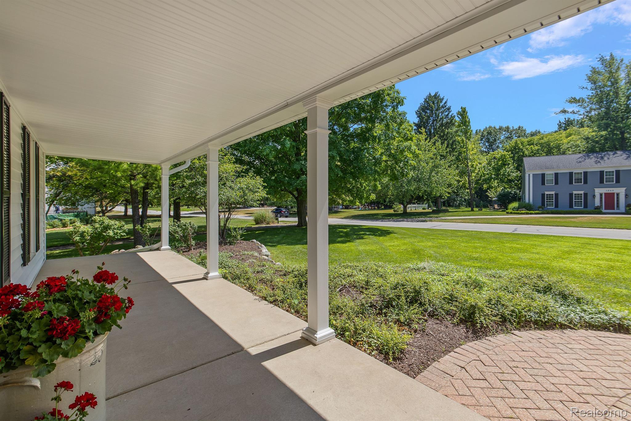 1300 East Fairview Lane Rochester, MI 48306 - Photo 4 of 64 Covered porch