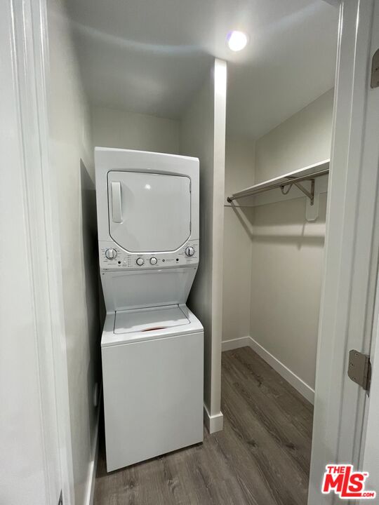 27 Anchorage Street, Unit B Marina del Rey, CA 90292 - Photo 14 of 15 a utility room with dryer and washer